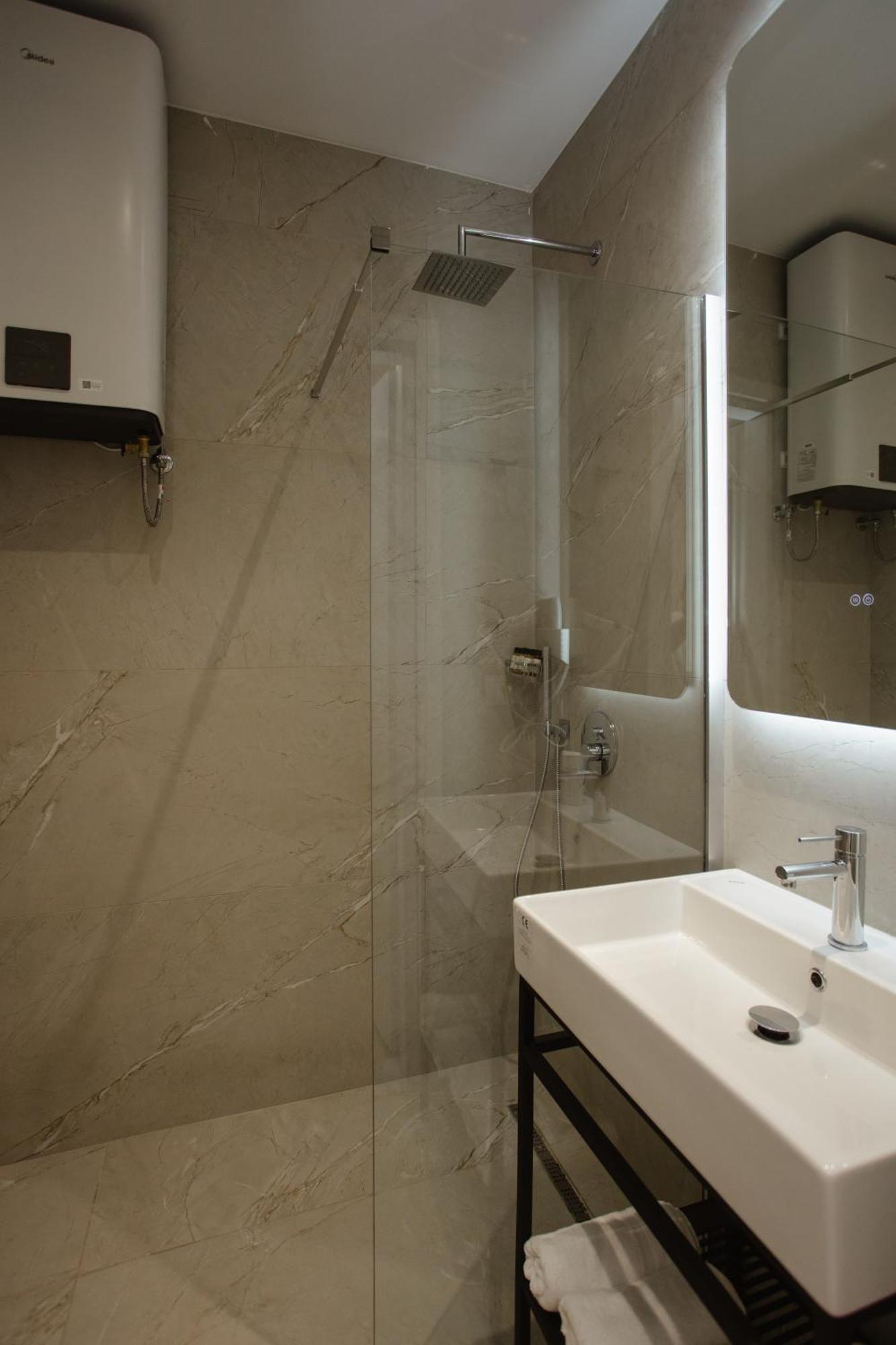 Downtown Hotel Shkoder Ngoại thất bức ảnh