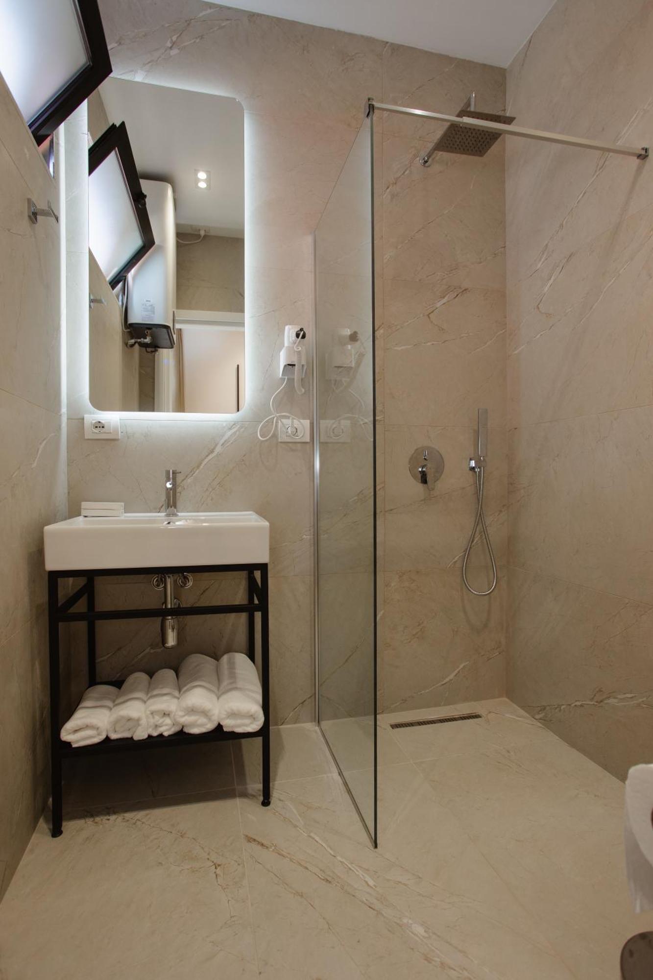 Downtown Hotel Shkoder Ngoại thất bức ảnh
