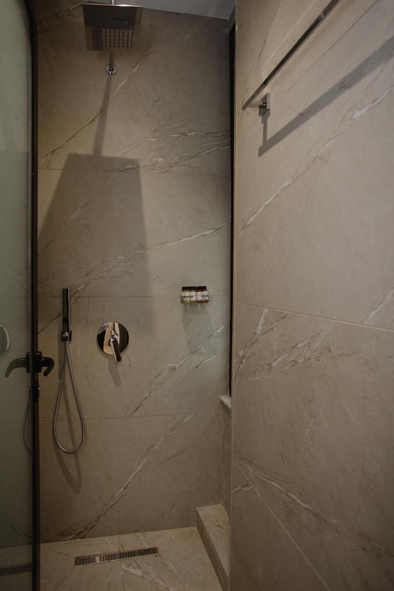 Downtown Hotel Shkoder Ngoại thất bức ảnh